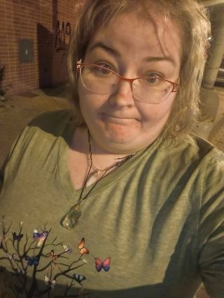 Včera večer jsem vynášela krabice do papíru. Asi po dvacáté ten den – tam a zpátky. Z gauče je opravdu hodně obalového...