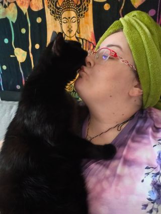 Nejen my vnímáme přítomnost úplňku. Cítí ho i naši zvířecí průvodci.🌌 Dnes je Severus extrémně mazlivý.✨ Citlivý na každý...